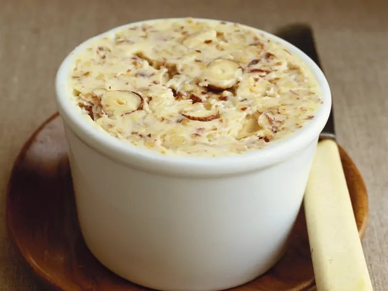 Butter mit Haselnüssen