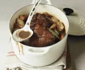 Geschmorter Rinderbraten mit Zwiebeln und Karotten