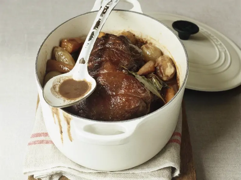 Geschmorter Rinderbraten mit Zwiebeln und Karotten