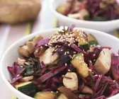 Rotkrautsalat mit Zucchini, Sesam und Hähnchen