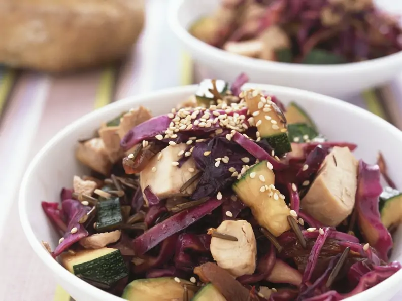 Rotkrautsalat mit Zucchini, Sesam und Hähnchen