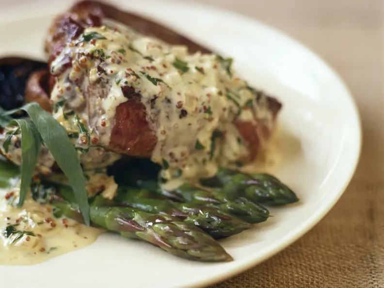 Rinderfilet mit grünem Spargel und Estragon