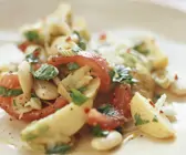 Salat aus weißen Bohnen, Kartoffeln und Tomaten