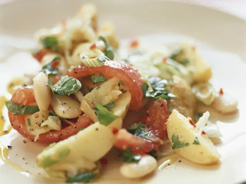 Salat aus weißen Bohnen, Kartoffeln und Tomaten