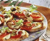 Röstbrot mit Tomate-Mozzarella und Oliven