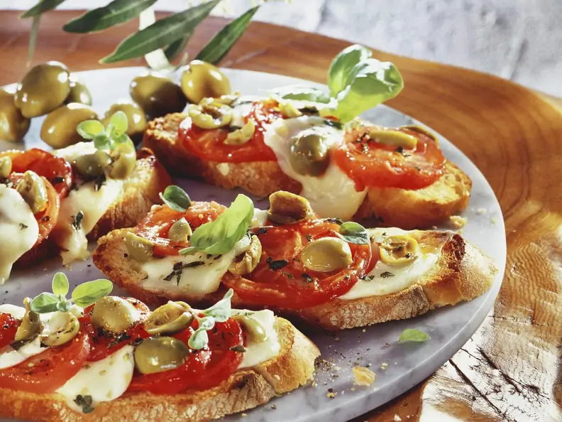 Röstbrot mit Tomate-Mozzarella und Oliven