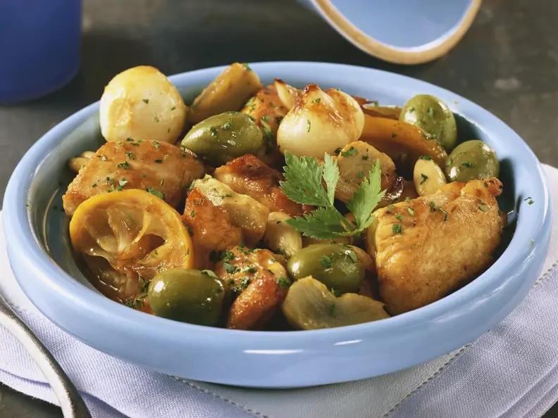 Tajine mit Hähnchen, Oliven, Artischocken und Zwiebeln