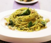 Pasta mit Spinat und Walnusspesto