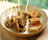 Pikante Fleischspieße und Brote mit Knoblauch