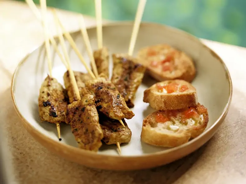 Pikante Fleischspieße und Brote mit Knoblauch
