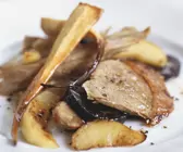 Perlhuhn mit Petersilienwurzeln, Birnen und marinierten Walnüssen