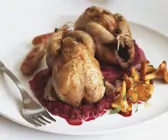 Gebratene Wachteln mit Roter Bete und Pfifferlingen