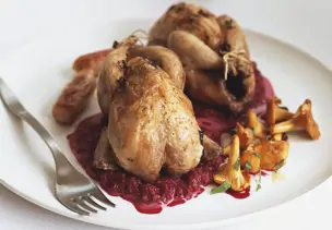 Gebratene Wachteln mit Roter Bete und Pfifferlingen