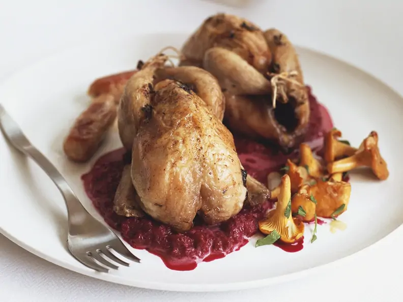 Gebratene Wachteln mit Roter Bete und Pfifferlingen