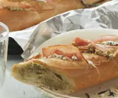 Grillbaguette mit Käse und Schinken