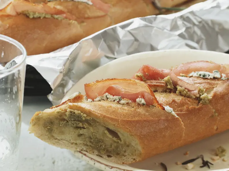 Grillbaguette mit Käse und Schinken