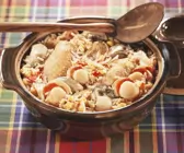 Indonesische Reispfanne mit Hähnchen, Jakobsmuscheln und Austern (Jambalaya)