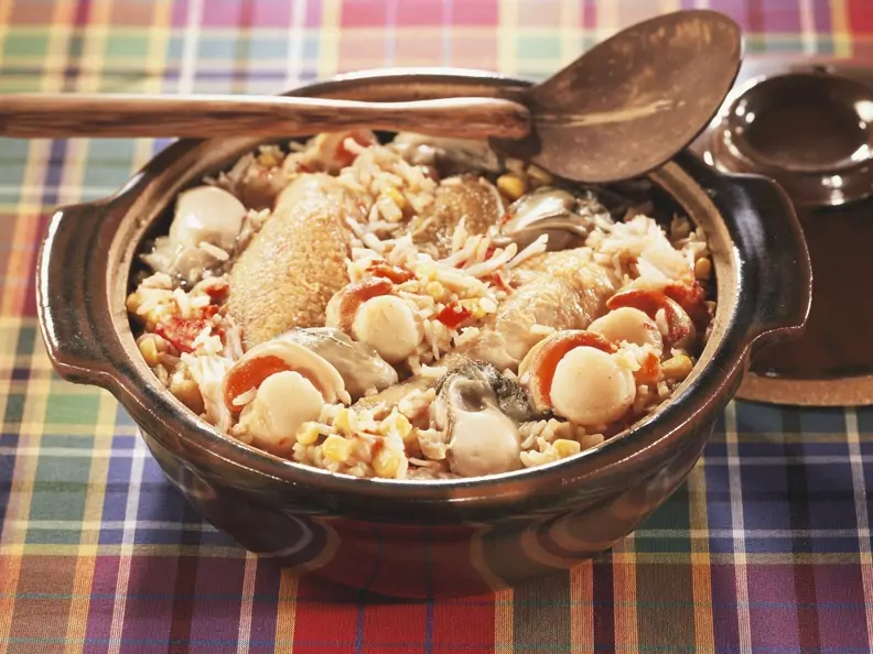 Indonesische Reispfanne mit Hähnchen, Jakobsmuscheln und Austern (Jambalaya)