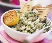 Dicke Bohnensalat mit Zitrone dazu Fladenbrot