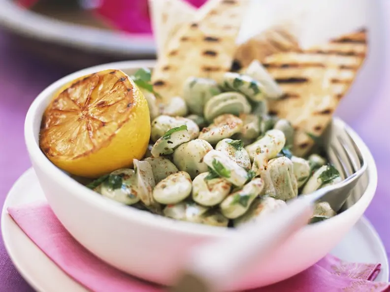 Dicke Bohnensalat mit Zitrone dazu Fladenbrot