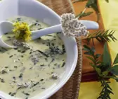 Suppe mit Wildkräutern