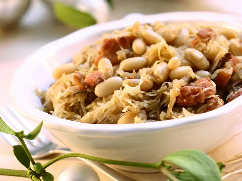 Weihnachtliches Sauerkraut mit Bohnen und Speck