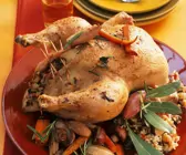 Brathähnchen mit Füllung dazu Reis und Gemüse
