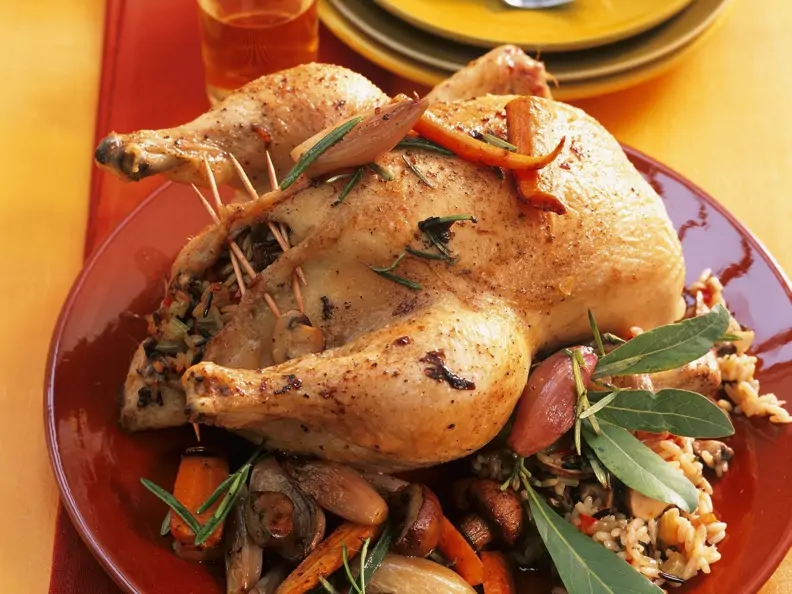 Brathähnchen mit Füllung dazu Reis und Gemüse