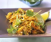Gebratene Asia-Nudeln mit Gemüse und Koriander