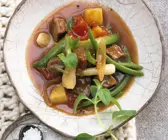Lammfleischragout mit Lauchzwiebeln und grünen Bohnen