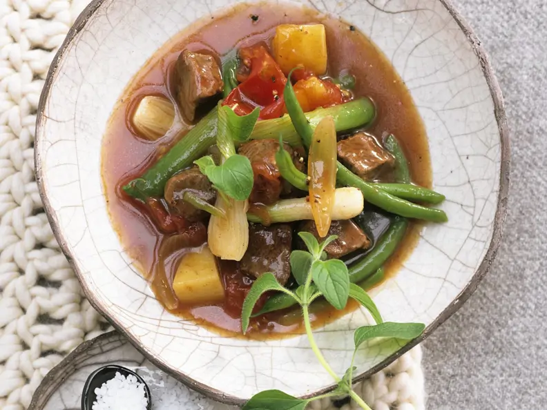 Lammfleischragout mit Lauchzwiebeln und grünen Bohnen