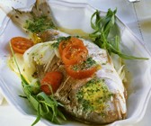 Goldbrasse aus der Folie mit Fenchel und Kräuterbutter
