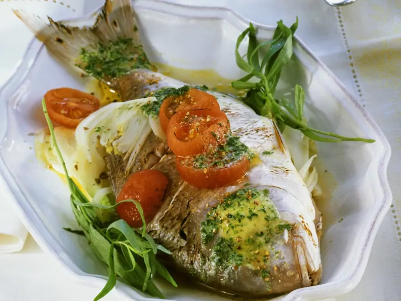 Goldbrasse aus der Folie mit Fenchel und Kräuterbutter