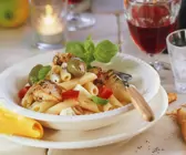Hähnchen-Pasta mit Oliven und Mozzarella