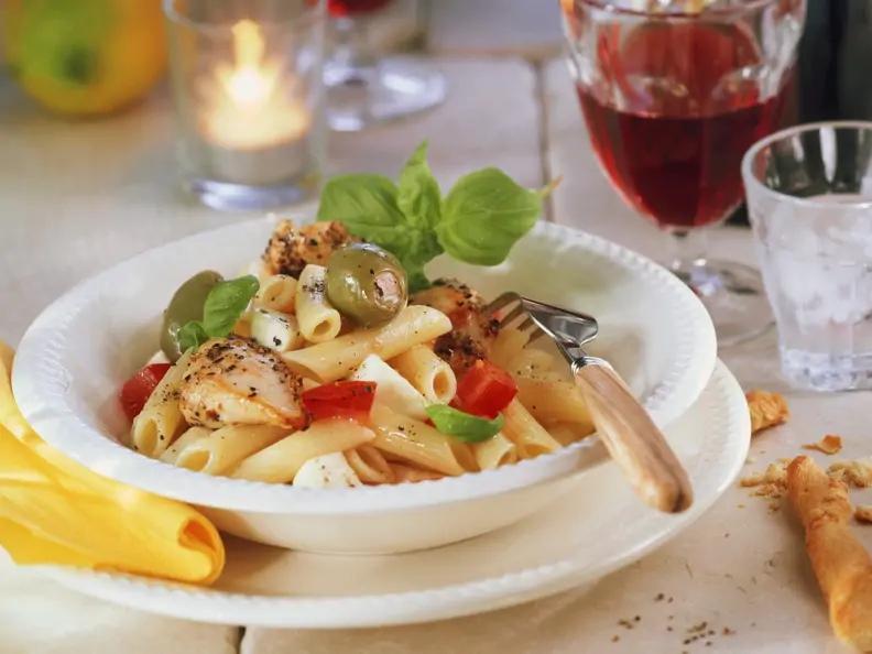 Hähnchen-Pasta mit Oliven und Mozzarella