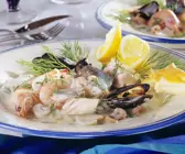 Fisch-Meeresfrüchte-Pfanne mit Dillsoße