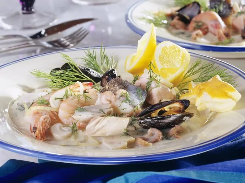 Fisch-Meeresfrüchte-Pfanne mit Dillsoße