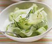 Eiskalter Gurken-Joghurt-Salat mit Dill