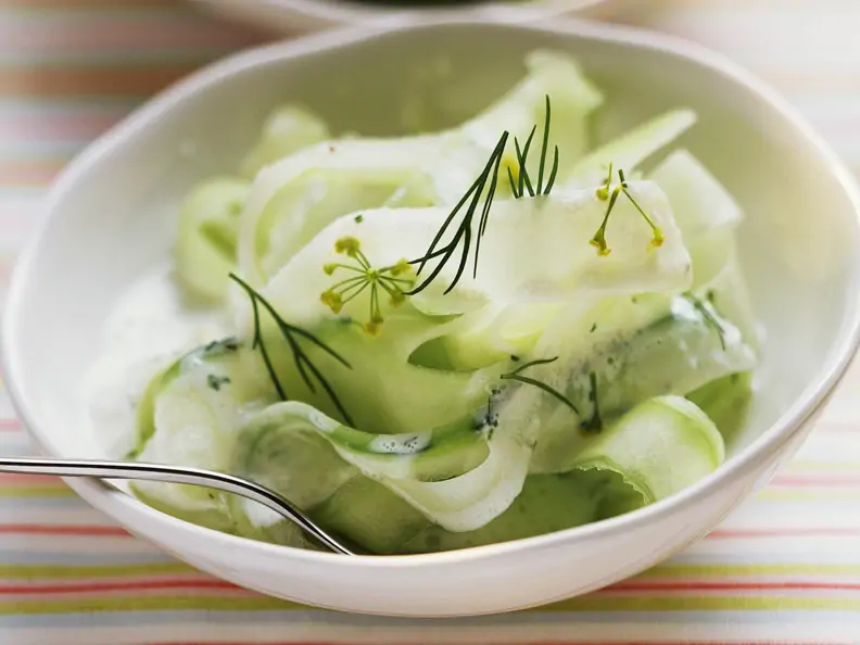 Eiskalter Gurken-Joghurt-Salat mit Dill