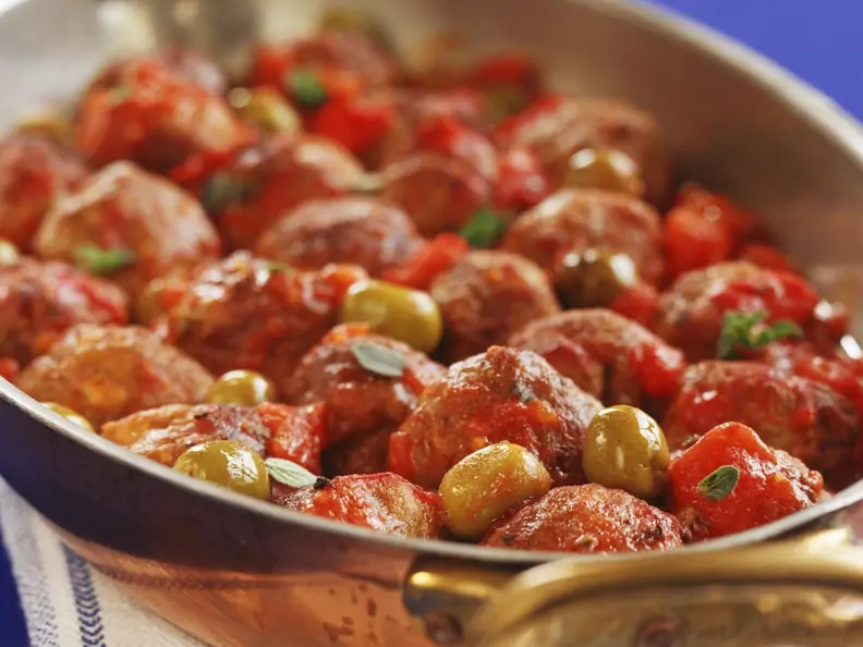 Fleischbällchen mit Tomaten und Oliven