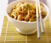 Glasnudel-Hähnchen-Pfanne mit Sprossen und Sesam