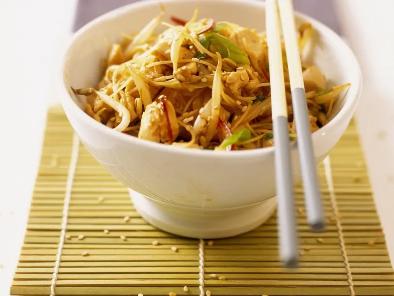 Glasnudel-Hähnchen-Pfanne mit Sprossen und Sesam