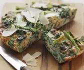 Spargelfrittata mit geräucherter Forelle