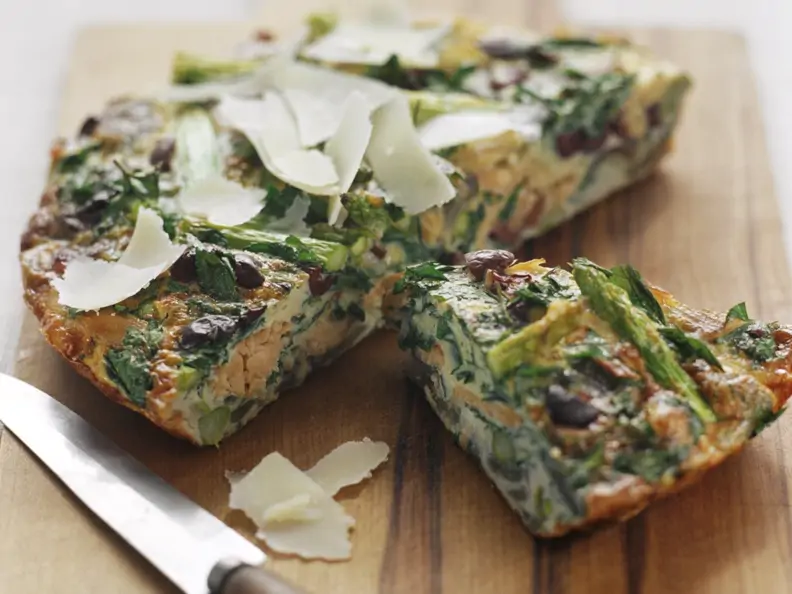 Spargelfrittata mit geräucherter Forelle