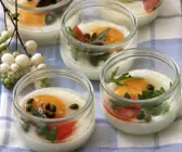 Verlorene Eier mit Kapern, Anchovis und Tomaten