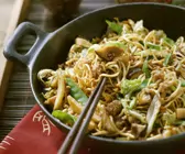 Asia-Nudeln mit Gemüse und Hackfleisch