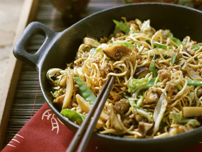 Asia-Nudeln mit Gemüse und Hackfleisch