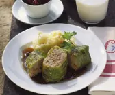 Kohlrouladen mit Püree und Preiselbeeren