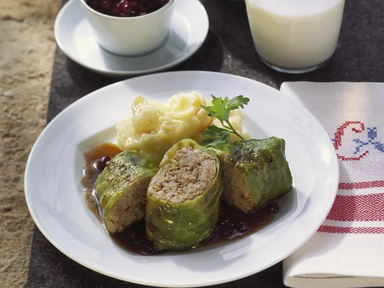 Kohlrouladen mit Püree und Preiselbeeren