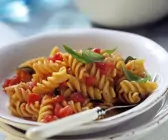 Spiralnudeln mit kalter Tomatensoße